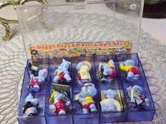 Kinder in Eski Oyuncakları kutulu Serili
